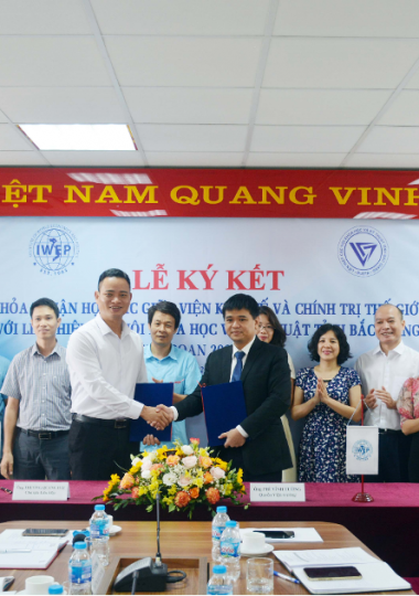 Institute of world economics and politics signs MoU with  Bac Giang union of science and technology associations